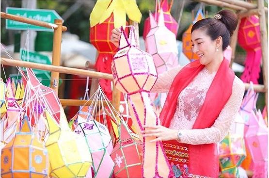 แพนเค้ก เขมนิจ ในชุดล้านนา งดงามสไตล์สาวเหนือ สวยเลอค่าสุด ๆ เดินนำขบวนงานบุญ