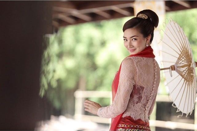 แพนเค้ก เขมนิจ ในชุดล้านนา งดงามสไตล์สาวเหนือ สวยเลอค่าสุด ๆ เดินนำขบวนงานบุญ