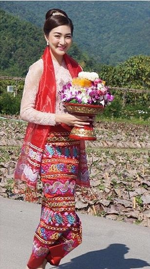 แพนเค้ก เขมนิจ ในชุดล้านนา งดงามสไตล์สาวเหนือ สวยเลอค่าสุด ๆ เดินนำขบวนงานบุญ