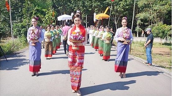 แพนเค้ก เขมนิจ ในชุดล้านนา งดงามสไตล์สาวเหนือ สวยเลอค่าสุด ๆ เดินนำขบวนงานบุญ