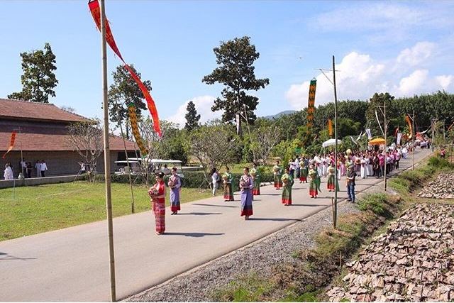 แพนเค้ก เขมนิจ ในชุดล้านนา งดงามสไตล์สาวเหนือ สวยเลอค่าสุด ๆ เดินนำขบวนงานบุญ