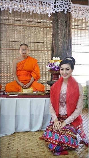 แพนเค้ก เขมนิจ ในชุดล้านนา งดงามสไตล์สาวเหนือ สวยเลอค่าสุด ๆ เดินนำขบวนงานบุญ