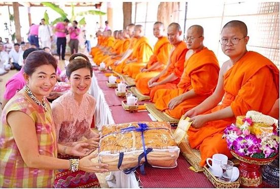 แพนเค้ก เขมนิจ ในชุดล้านนา งดงามสไตล์สาวเหนือ สวยเลอค่าสุด ๆ เดินนำขบวนงานบุญ