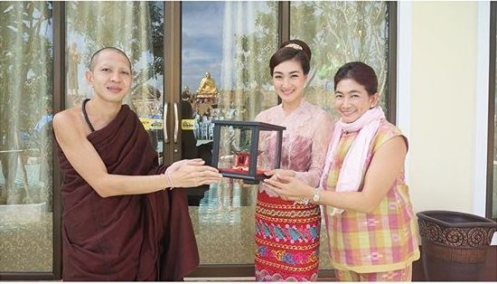 แพนเค้ก เขมนิจ ในชุดล้านนา งดงามสไตล์สาวเหนือ สวยเลอค่าสุด ๆ เดินนำขบวนงานบุญ