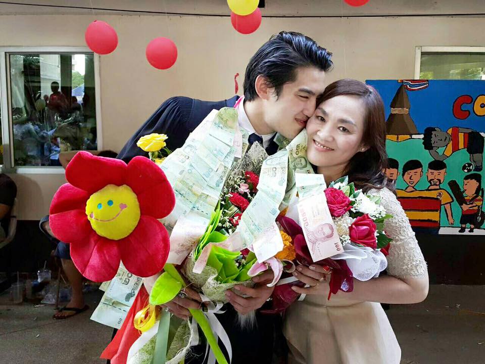 ดีเจอมโบ้ บัณฑิตใหม่จากรั้วธรรมศาสตร์