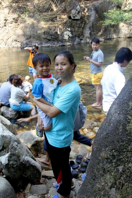หลานๆ ที่น้ำตกพลิ้ว
