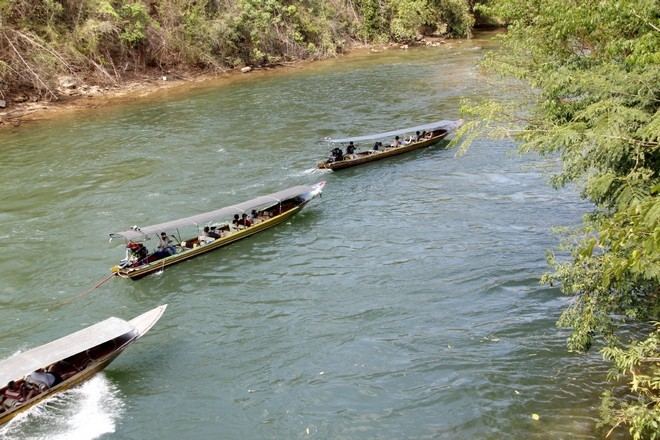 นั่งเรือชมวิวที่ไทรโยก