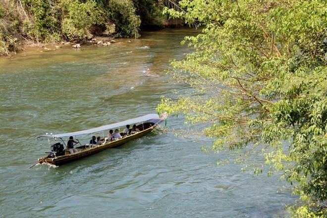 นั่งเรือชมวิวที่ไทรโยก