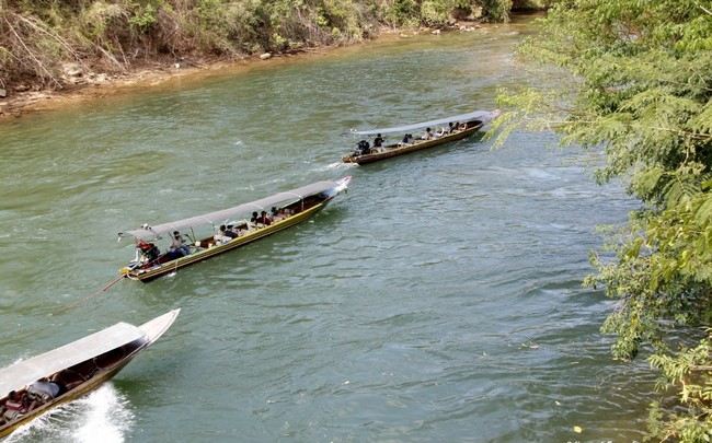 นั่งเรือชมวิวที่ไทรโยก