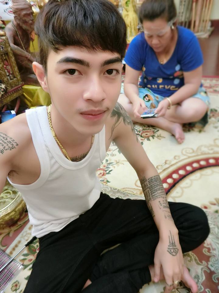 หัวกระไดไม่แห้ง !! 2 อาจารย์สักยันต์หน้าหล่อ สาวๆ แห่เรียงคิวให้สักเพียบ !!