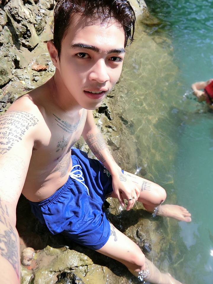 หัวกระไดไม่แห้ง !! 2 อาจารย์สักยันต์หน้าหล่อ สาวๆ แห่เรียงคิวให้สักเพียบ !!