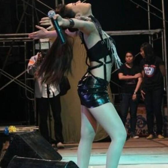 ลีลาแซ่บสะเด็ด แสดงหน้าเวทีของ "หญิงลี" ลูกทุ่งสาวร้อยล้าน