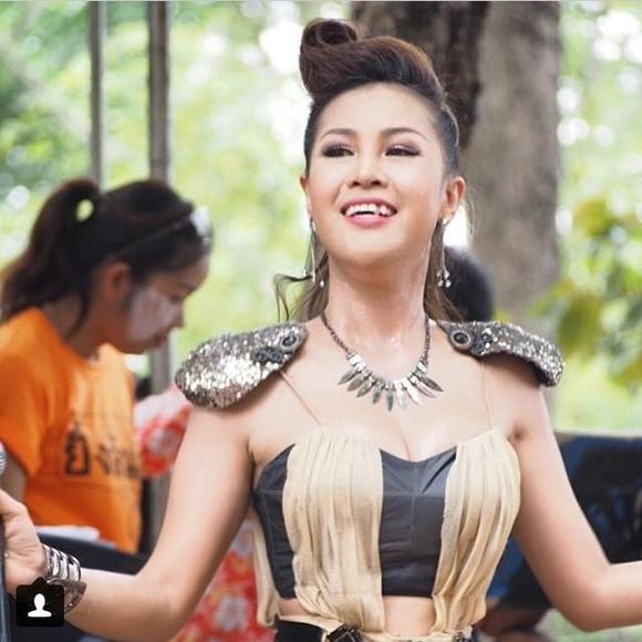 ลีลาแซ่บสะเด็ด แสดงหน้าเวทีของ "หญิงลี" ลูกทุ่งสาวร้อยล้าน