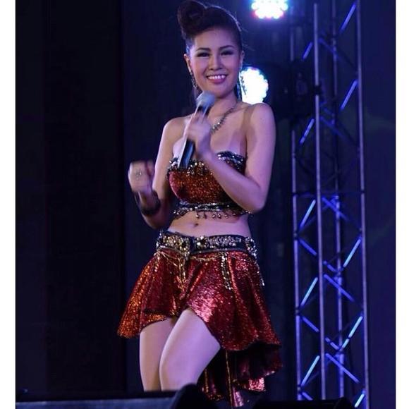 ลีลาแซ่บสะเด็ด แสดงหน้าเวทีของ "หญิงลี" ลูกทุ่งสาวร้อยล้าน