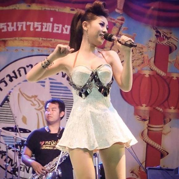 ลีลาแซ่บสะเด็ด แสดงหน้าเวทีของ "หญิงลี" ลูกทุ่งสาวร้อยล้าน