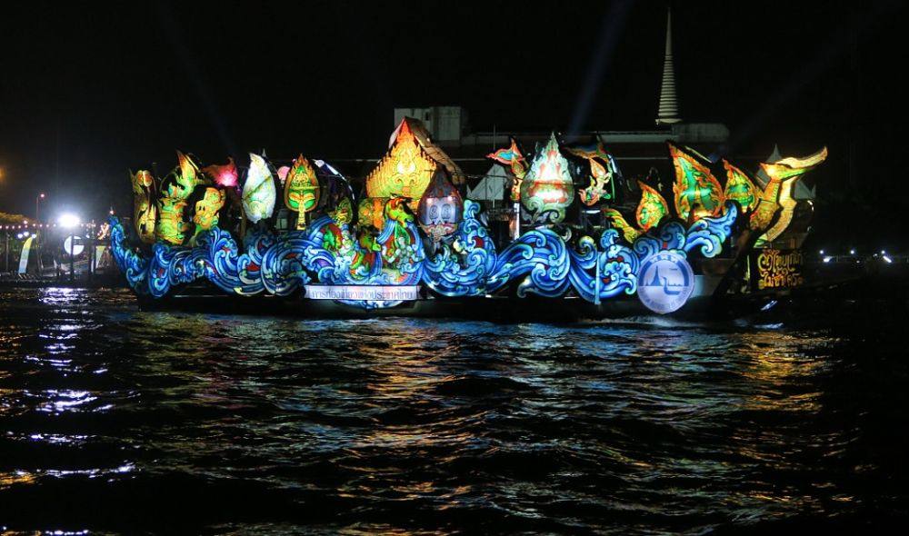 ลอยกระทง กับ แฟน พลุ แม่น้ำและเรือไฟ