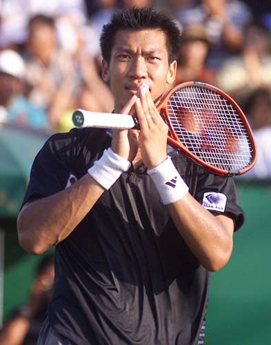 "ซุปเปอร์บอล"ภราดร ศรีชาพันธุ์ (ภาพเก่าย้อนไปเมื่อ 10 กว่าปีที่แล้ว)