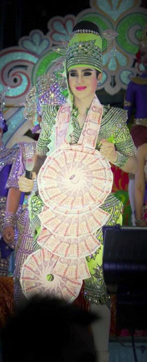 บอย ศิริชัย หมอลำชื่อดัง..แม่ยกคล้องพวงมาลัยเต็มคอ