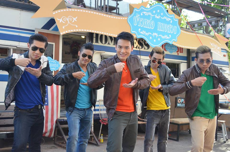 “บี้” ควง “เอสเธอร์” ล้อมวงเต้นแบบไทยๆลง mv. “กินข้าวยัง?”