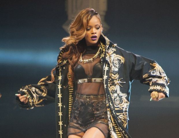 อันดับ 10 Rihanna รายได้: 26 ล้านเหรียญดอลลาร์สหรัฐ (9.3 ร้อยล้านบาท)