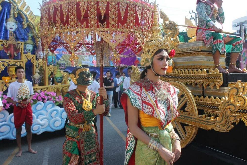 สุดอลังการ!!พาเหรดโรงเรียนชายล้วนชื่อดังย่านเอกมัย!!เท่ๆทั้งนั้น