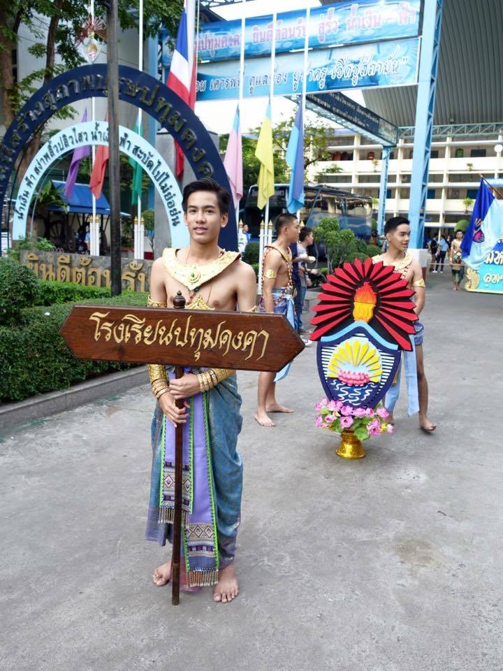 สุดอลังการ!!พาเหรดโรงเรียนชายล้วนชื่อดังย่านเอกมัย!!เท่ๆทั้งนั้น