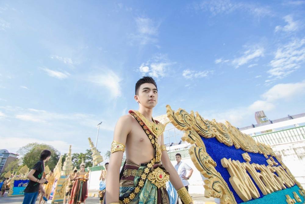 สุดอลังการ!!พาเหรดโรงเรียนชายล้วนชื่อดังย่านเอกมัย!!เท่ๆทั้งนั้น