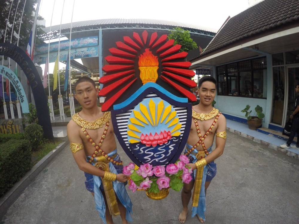 สุดอลังการ!!พาเหรดโรงเรียนชายล้วนชื่อดังย่านเอกมัย!!เท่ๆทั้งนั้น