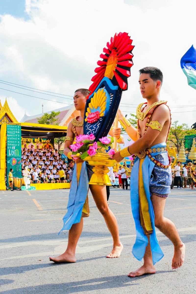 สุดอลังการ!!พาเหรดโรงเรียนชายล้วนชื่อดังย่านเอกมัย!!เท่ๆทั้งนั้น