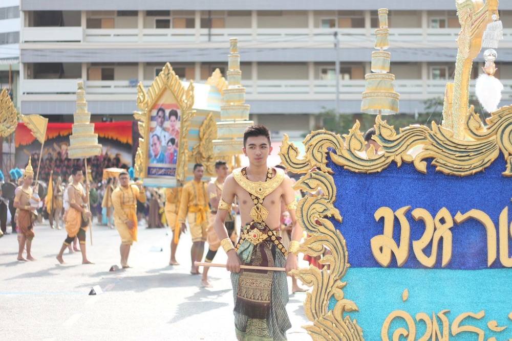 สุดอลังการ!!พาเหรดโรงเรียนชายล้วนชื่อดังย่านเอกมัย!!เท่ๆทั้งนั้น