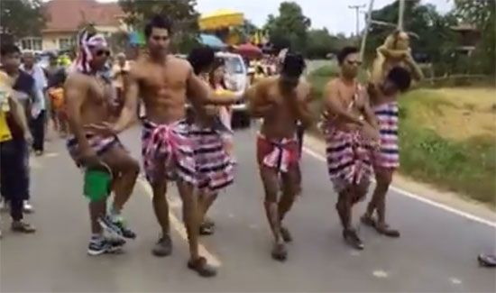 ฮือฮา! หนุ่มๆ หุ่นล่ำนุ่งผ้าขาวม้า แดนซ์กระจายหน้างานบวช