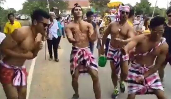 ฮือฮา! หนุ่มๆ หุ่นล่ำนุ่งผ้าขาวม้า แดนซ์กระจายหน้างานบวช