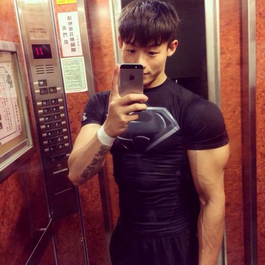 ตี๋หล่อกล้ามแน่น