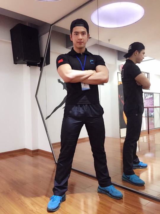 ตี๋หล่อกล้ามแน่น