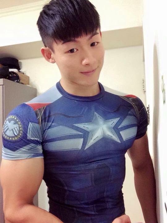 ตี๋หล่อกล้ามแน่น