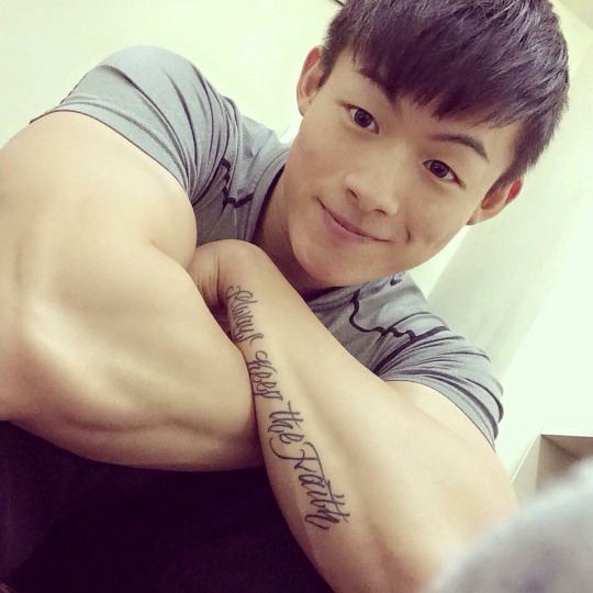 ตี๋หล่อกล้ามแน่น