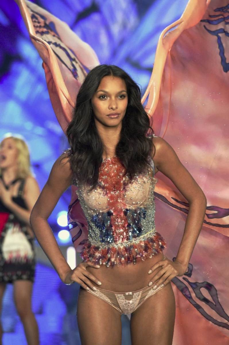 Victoria's Secret 2015 แฟชั่นโชว์ชุดชั้นใน เลอค่าอลังการที่สุดแห่งปี