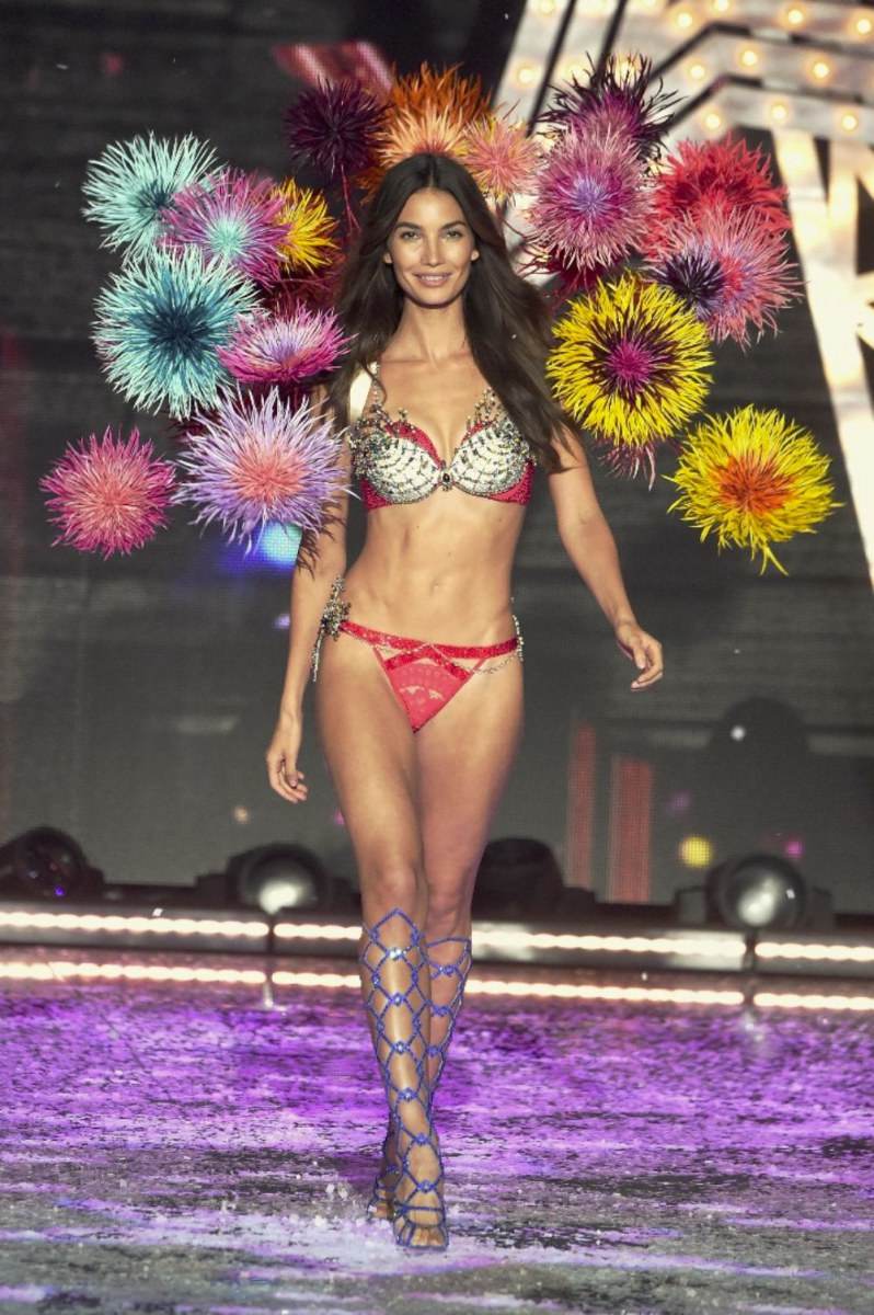 Victoria's Secret 2015 แฟชั่นโชว์ชุดชั้นใน เลอค่าอลังการที่สุดแห่งปี