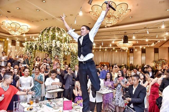 ตะลึง!! น้อย วงพรู แฮปปี้มว๊ากก กระโดดขึ้นโต๊ะร้องเพลงงานแต่งงาน สุกี้ พี่ชาย