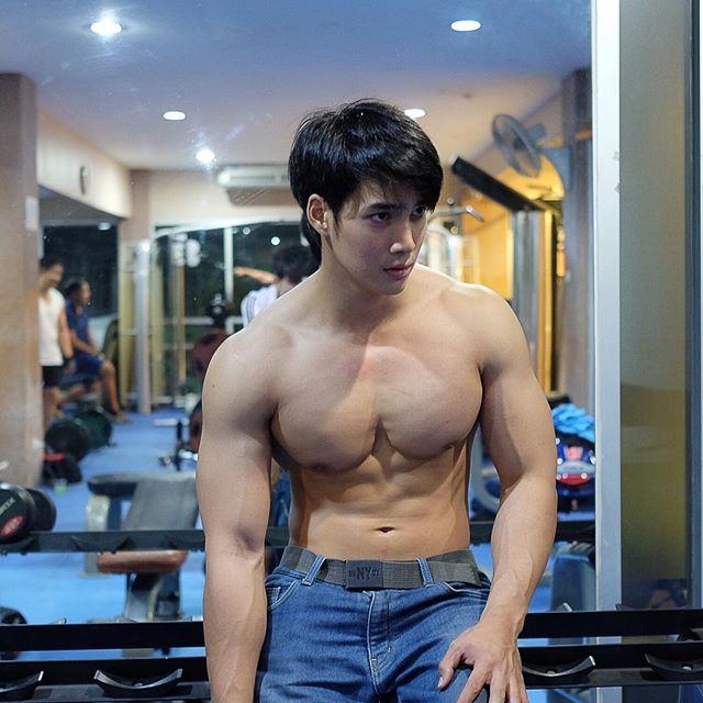 10 ดาราหนุ่ม ซิกแพคน่าลูบแห่งปี 2015