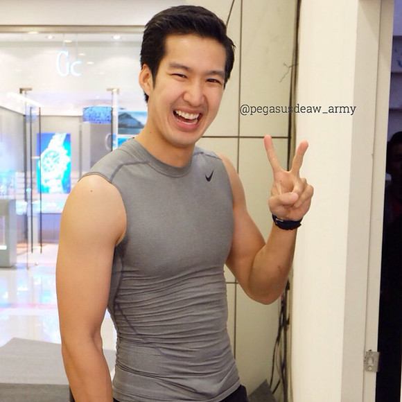 10 ดาราหนุ่ม ซิกแพคน่าลูบแห่งปี 2015