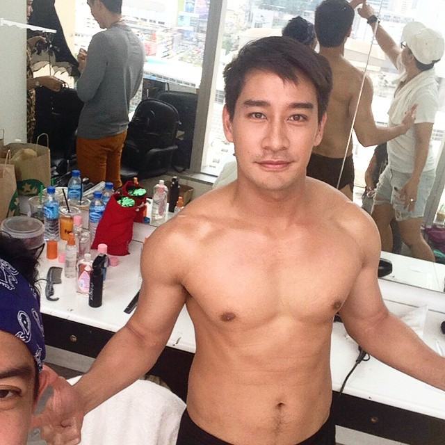 10 ดาราหนุ่ม ซิกแพคน่าลูบแห่งปี 2015