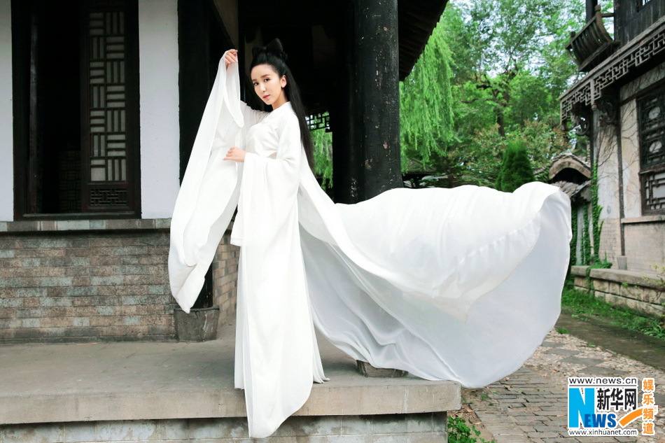 Lou Yi Xiao ถ่ายแบบ Nie Xiaoqian