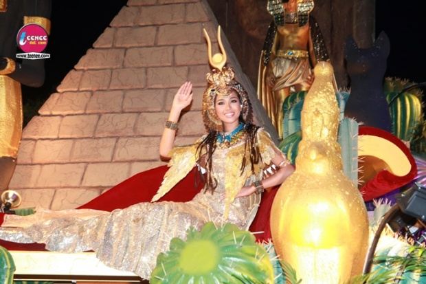 ขบวนที่ห้า Cleopatra นำเสนอโดย มิสไทยแลนด์เวิลด์ 2014 เมย่า นนธวรรณ ทองเหล็ง นำเสนอเกี่ยวกับพืชพรรณในทะเลทราย