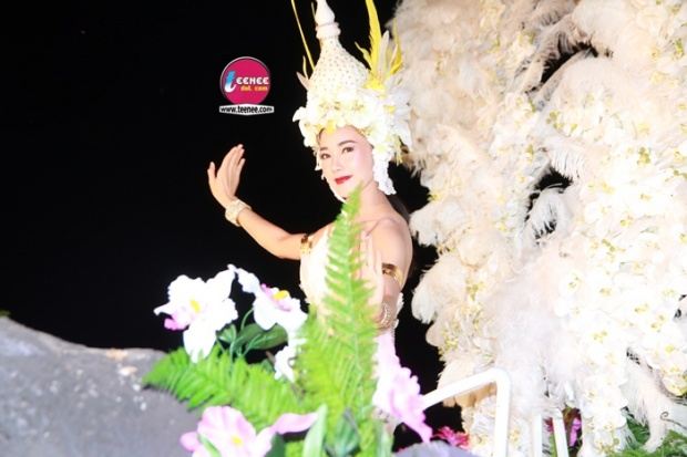 ขบวนที่สี่ Kinnaree ซึ่งได้ นางเอกมากฝีมือ นุ่น วรนุช ภิรมย์ภักดี สื่อถึงเรื่องราวในวรรณคดีไทยและอีกแนวคิดก็คือโชว์แสดงพันธ์กล้วยไม้นานาชนิดหายาก