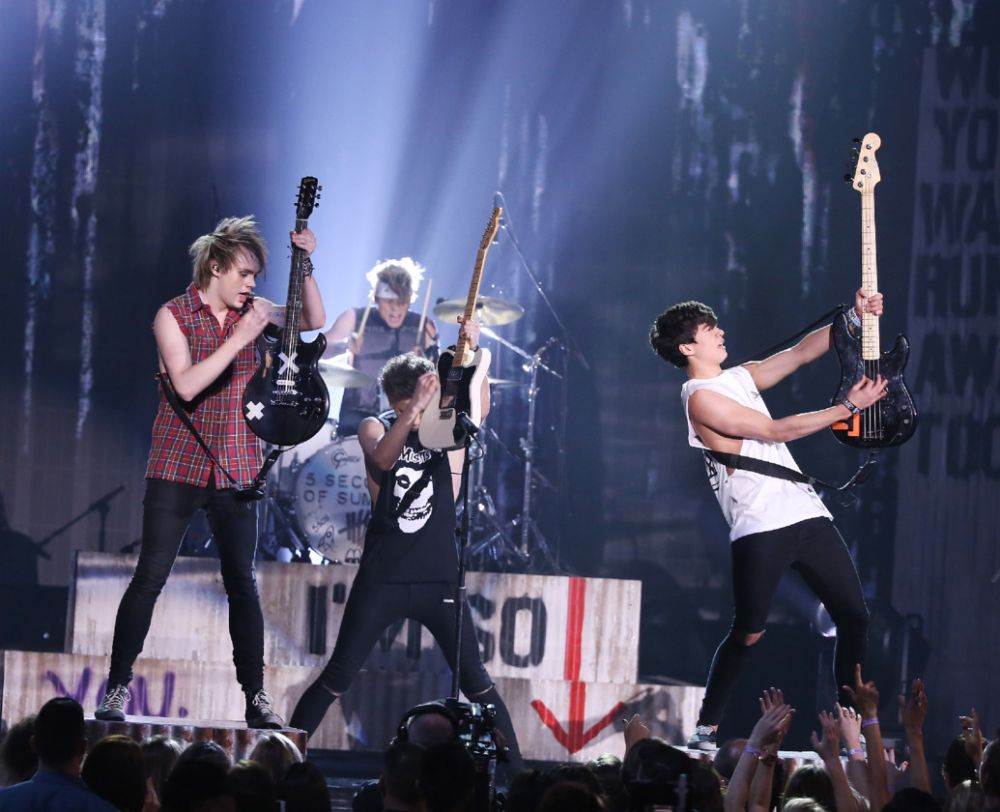 ฮือฮา!! 4 หนุ่ม บอยแบนด์วง 5 Seconds of Summer เปลือยขึ้นปก"โรลลิง สโตน" จะมาเปิดการแสดงในไทย มีนาคม 2559