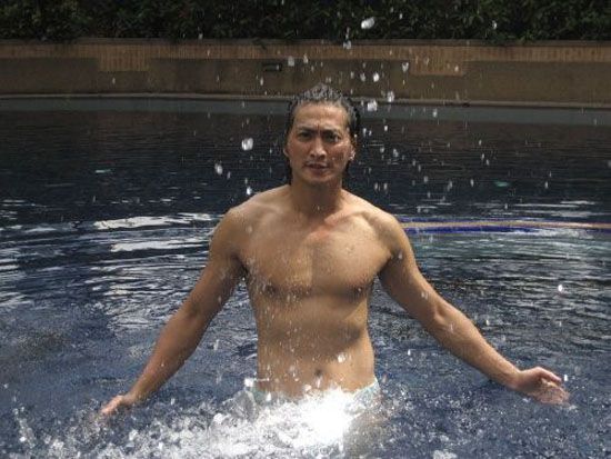 ไม่น่าเชื่อ!! เหอเจียจิ้งหรือจั่นเจา อายุ 56 ปี ยังหล่อใสเป๊ะ!!