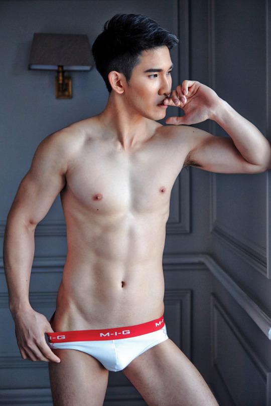 ถอดโชว์เรือนร่าง 1011