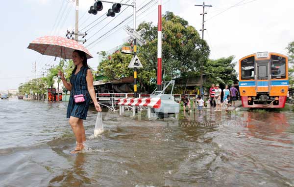 น้ำท่วมทางรถไฟสายมหาชัยแม่กลอง