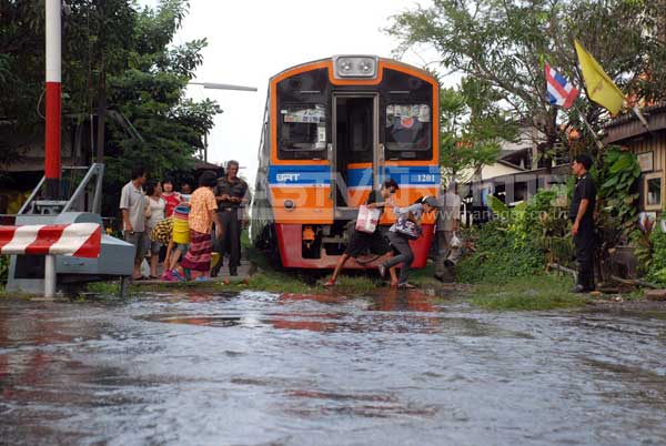 น้ำท่วมทางรถไฟสายมหาชัยแม่กลอง